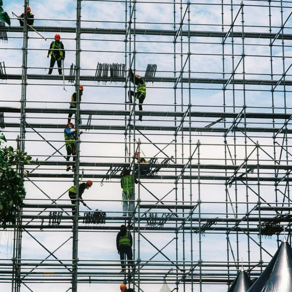 certified scaffolders in UAE working on scaffolding with proper safety standards